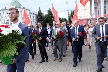 Г.А. Зюганов возложил цветы к памятнику В.И. Ленину в городе Орле
