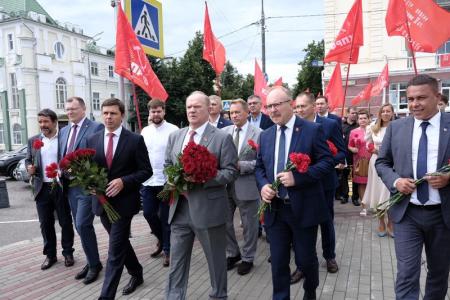Г.А. Зюганов возложил цветы к памятнику В.И. Ленину в городе Орле
