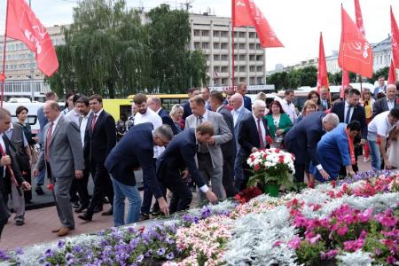 Г.А. Зюганов возложил цветы к памятнику В.И. Ленину в городе Орле