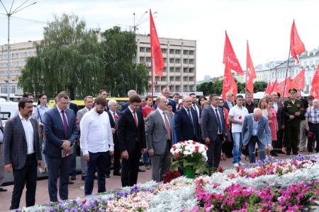 Г.А. Зюганов возложил цветы к памятнику В.И. Ленину в городе Орле