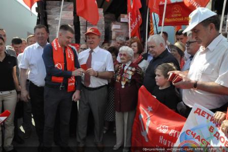 Г.А. Зюганов проводил на Донбасс 100-й гуманитарный конвой КПРФ