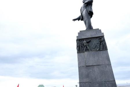 Г.А. Зюганов возложил цветы к памятнику В.И. Ленину в городе Орле