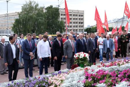 Г.А. Зюганов возложил цветы к памятнику В.И. Ленину в городе Орле