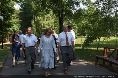 «Дорогой пчел». Г.А. Зюганов принял участие в празднике Большой Спас в Музее-заповеднике «Горки Ленинские»