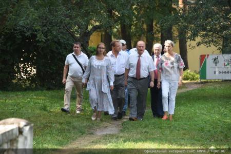 «Дорогой пчел». Г.А. Зюганов принял участие в празднике Большой Спас в Музее-заповеднике «Горки Ленинские»