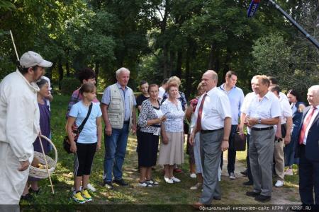 «Дорогой пчел». Г.А. Зюганов принял участие в празднике Большой Спас в Музее-заповеднике «Горки Ленинские»