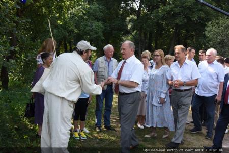 «Дорогой пчел». Г.А. Зюганов принял участие в празднике Большой Спас в Музее-заповеднике «Горки Ленинские»