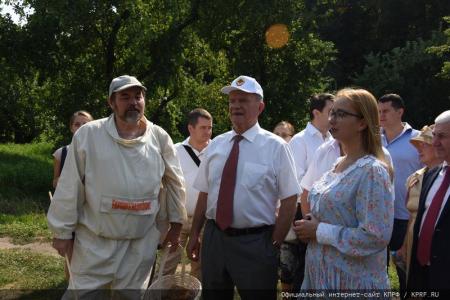 «Дорогой пчел». Г.А. Зюганов принял участие в празднике Большой Спас в Музее-заповеднике «Горки Ленинские»