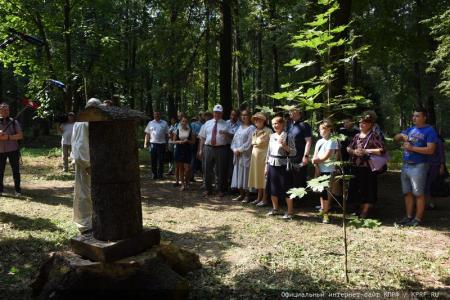 «Дорогой пчел». Г.А. Зюганов принял участие в празднике Большой Спас в Музее-заповеднике «Горки Ленинские»