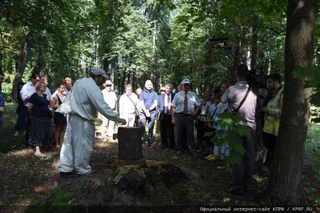 «Дорогой пчел». Г.А. Зюганов принял участие в празднике Большой Спас в Музее-заповеднике «Горки Ленинские»