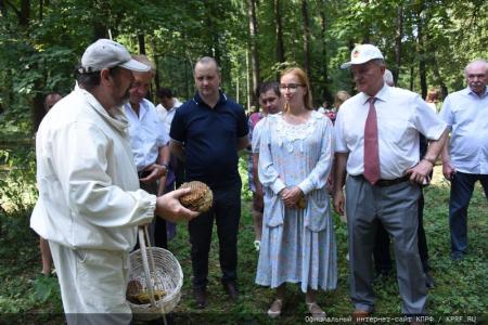 «Дорогой пчел». Г.А. Зюганов принял участие в празднике Большой Спас в Музее-заповеднике «Горки Ленинские»