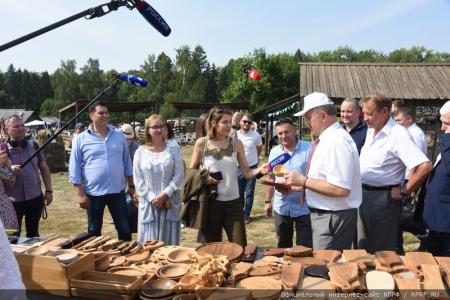 «Дорогой пчел». Г.А. Зюганов принял участие в празднике Большой Спас в Музее-заповеднике «Горки Ленинские»