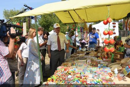 «Дорогой пчел». Г.А. Зюганов принял участие в празднике Большой Спас в Музее-заповеднике «Горки Ленинские»