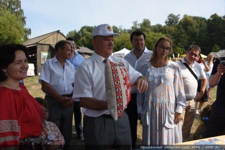 «Дорогой пчел». Г.А. Зюганов принял участие в празднике Большой Спас в Музее-заповеднике «Горки Ленинские»