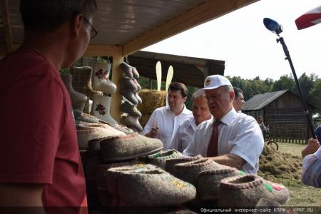 «Дорогой пчел». Г.А. Зюганов принял участие в празднике Большой Спас в Музее-заповеднике «Горки Ленинские»