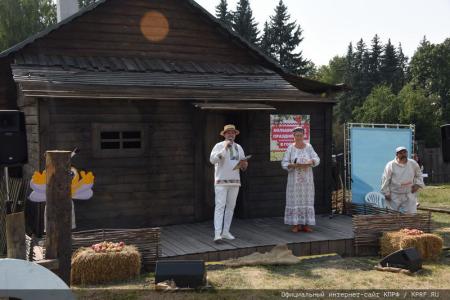 «Дорогой пчел». Г.А. Зюганов принял участие в празднике Большой Спас в Музее-заповеднике «Горки Ленинские»