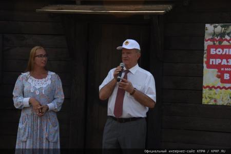 «Дорогой пчел». Г.А. Зюганов принял участие в празднике Большой Спас в Музее-заповеднике «Горки Ленинские»