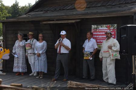 «Дорогой пчел». Г.А. Зюганов принял участие в празднике Большой Спас в Музее-заповеднике «Горки Ленинские»