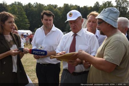 «Дорогой пчел». Г.А. Зюганов принял участие в празднике Большой Спас в Музее-заповеднике «Горки Ленинские»