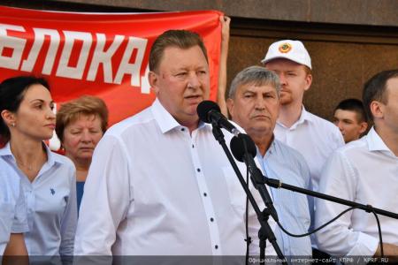 "Требуем равного доступа к СМИ!". Встреча с депутатами-коммунистами у здания Госдумы