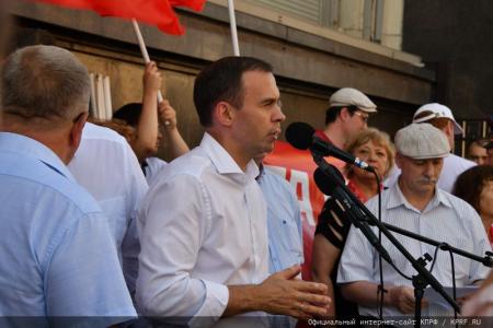 "Требуем равного доступа к СМИ!". Встреча с депутатами-коммунистами у здания Госдумы