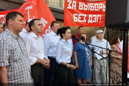 "Требуем равного доступа к СМИ!". Встреча с депутатами-коммунистами у здания Госдумы