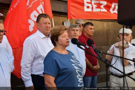 "Требуем равного доступа к СМИ!". Встреча с депутатами-коммунистами у здания Госдумы