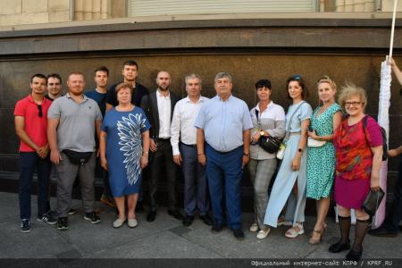 "Требуем равного доступа к СМИ!". Встреча с депутатами-коммунистами у здания Госдумы
