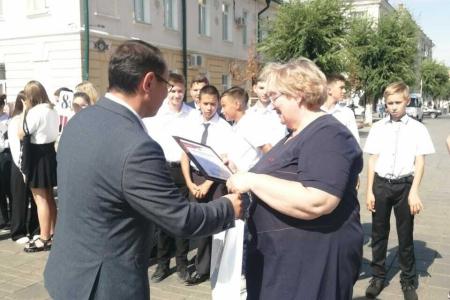 Коммунисты по всей Оренбургской области поздравили учеников с Днем знаний
