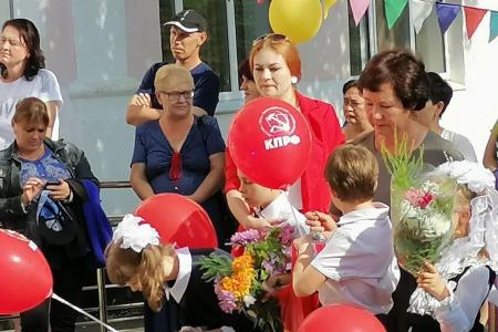 Коммунисты по всей Оренбургской области поздравили учеников с Днем знаний