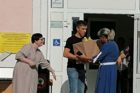 Коммунисты по всей Оренбургской области поздравили учеников с Днем знаний