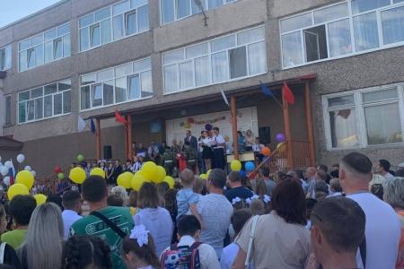 Коммунисты по всей Оренбургской области поздравили учеников с Днем знаний