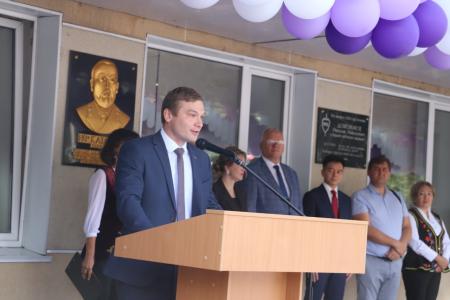 Юрий Афонин и Валентин Коновалов приняли участие в школьных линейках в Абакане и Саяногорске