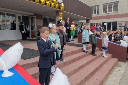 Московская область. Александр Наумов поздравил с Днем знаний педагогов и учеников Домодедовской школы № 1
