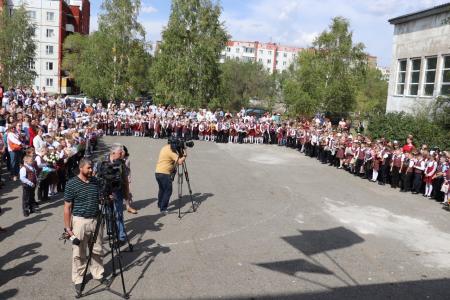 Юрий Афонин и Валентин Коновалов приняли участие в школьных линейках в Абакане и Саяногорске