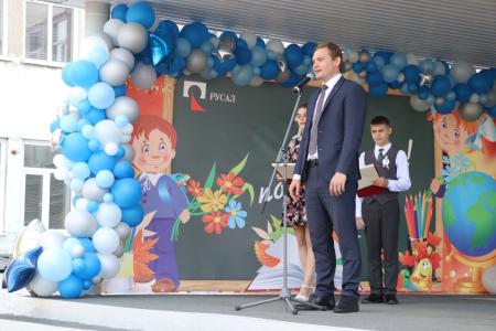 Юрий Афонин и Валентин Коновалов приняли участие в школьных линейках в Абакане и Саяногорске