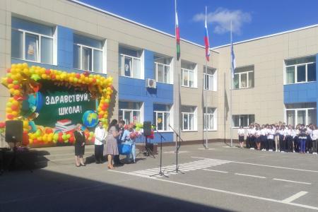 Ко Дню знаний подарки школьникам Белгородчины от Сергея Гаврилова вручили его товарищи по партии