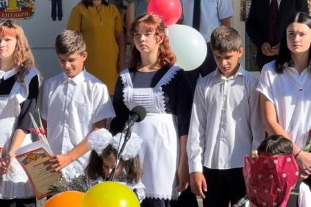 Ко Дню знаний подарки школьникам Белгородчины от Сергея Гаврилова вручили его товарищи по партии