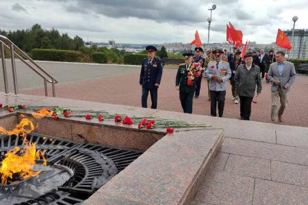 В Чувашии коммунисты в честь Победы над Японией возложили цветы к Вечному огню