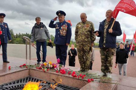 В Чувашии коммунисты в честь Победы над Японией возложили цветы к Вечному огню