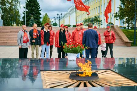 В день 77-летия окончания Второй Мировой войны, Нижегородский обком КПРФ организовал возложение цветов к Вечному огню в Нижегородском Кремле