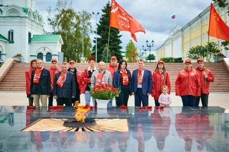 В день 77-летия окончания Второй Мировой войны, Нижегородский обком КПРФ организовал возложение цветов к Вечному огню в Нижегородском Кремле