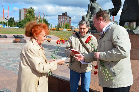 Коммунисты и сторонники КПРФ города Иваново возложили цветы в день окончания Второй мировой войны