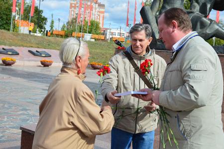 Коммунисты и сторонники КПРФ города Иваново возложили цветы в день окончания Второй мировой войны