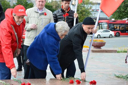 Коммунисты и сторонники КПРФ города Иваново возложили цветы в день окончания Второй мировой войны