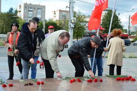 Коммунисты и сторонники КПРФ города Иваново возложили цветы в день окончания Второй мировой войны