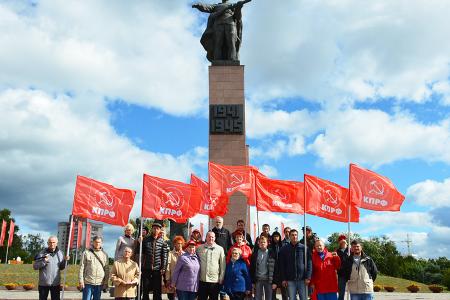 Коммунисты и сторонники КПРФ города Иваново возложили цветы в день окончания Второй мировой войны