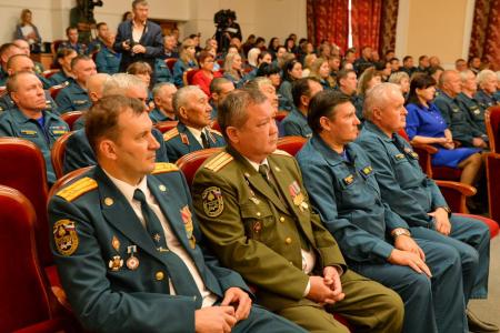 Глава Хакасии Валентин Коновалов считает важным укреплять и развивать противопожарную службу, обеспечивая безопасность региона