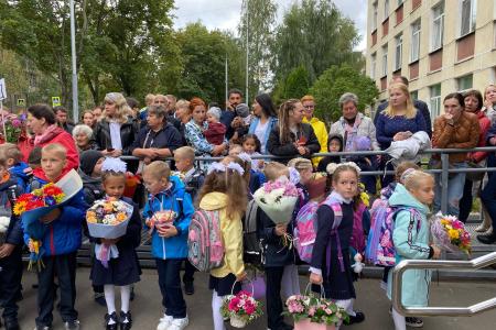 Руководитель фракции КПРФ в Московской городской Думе Николай Зубрилин поздравил преподавателей и учеников Школы №760 им.А.П. Маресьева с началом нового учебного года