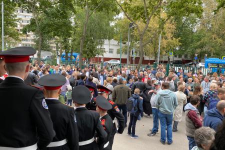 Руководитель фракции КПРФ в Московской городской Думе Николай Зубрилин поздравил преподавателей и учеников Школы №760 им.А.П. Маресьева с началом нового учебного года